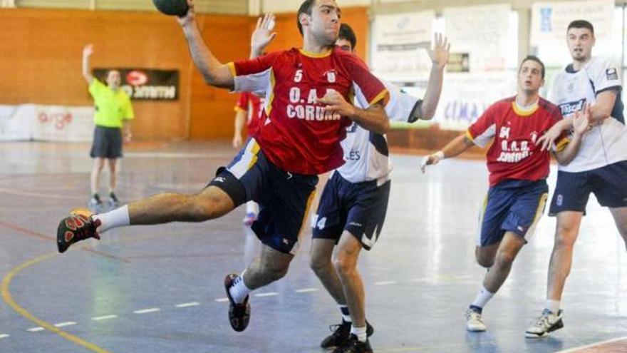 Un jugador del OAR Coruña se eleva para realizar un lanzamiento, ayer en San Francisco Javier. / fran martínez