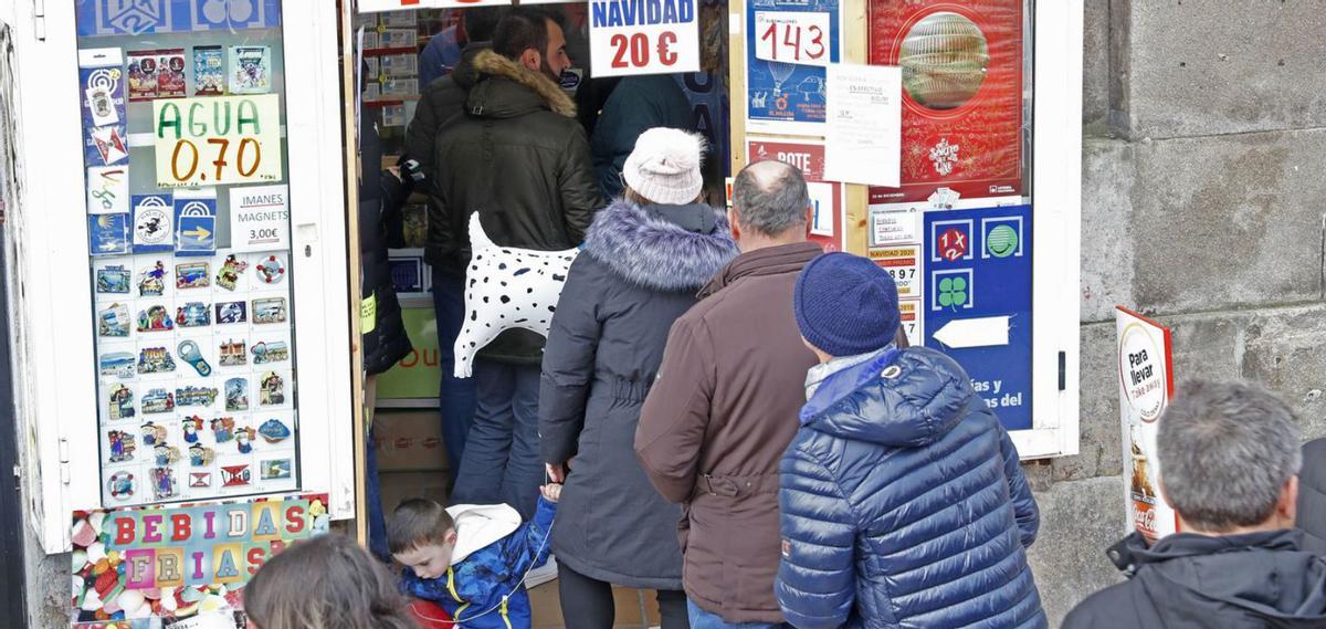 Colas en la administración de lotería situada en Porta do Sol.