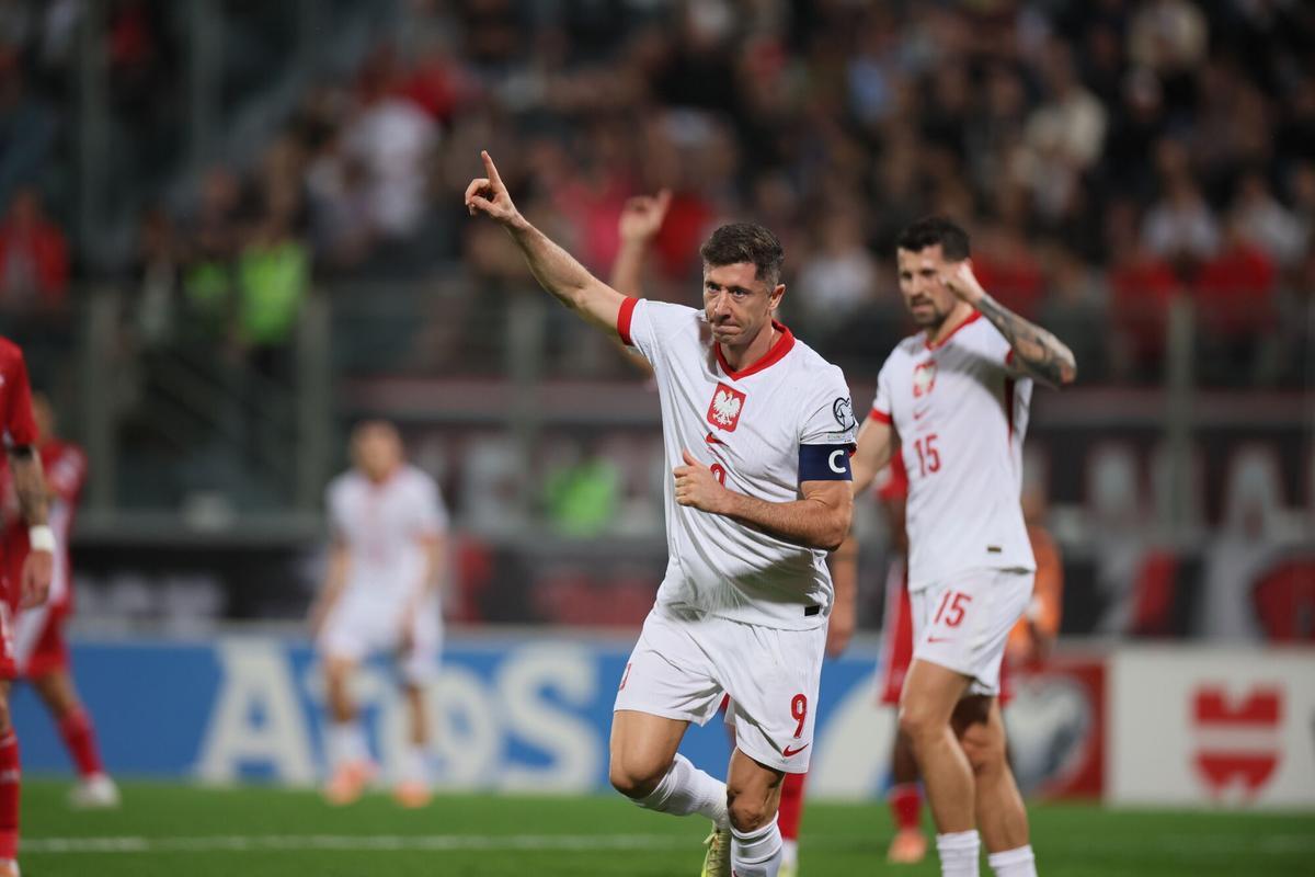 Attard (Malta), 17/11/2025.- El polaco Robert Lewandowski (i) celebra el gol del 0-1 durante el partido de clasificación de la UEFA para la Copa Mundial de la FIFA 2026 entre Polonia y Malta, en Attard, Malta, el 17 de noviembre de 2025. (Mundial de Fútbol, Polonia) EFE/EPA/Leszek Szymanski POLONIA FUERA