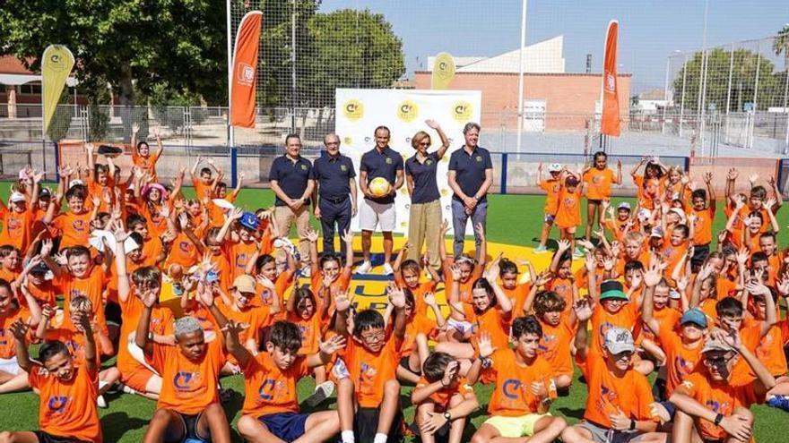Xavi Simons inaugura su Cruyff Court en Rojales, el pueblo donde creció