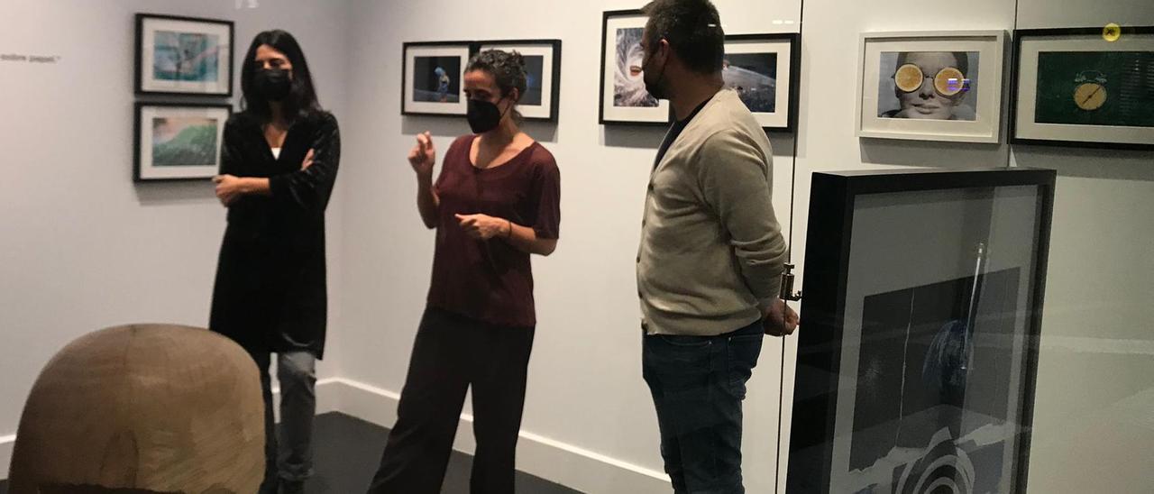 Carlos Álvarez en la inauguración en su galería de una exposición de Mirian Barral y Beatriz Domínguez.