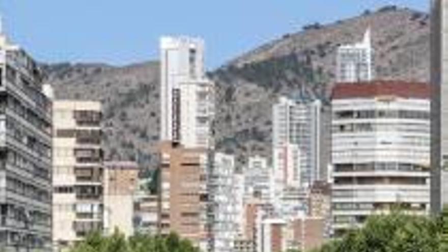 La avenida del Mediterráneo es una de las grandes arterias de Benidorm.