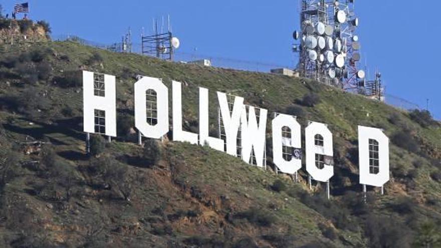 El emblemático cartel de Hollywood transformado en «Hollyweed».