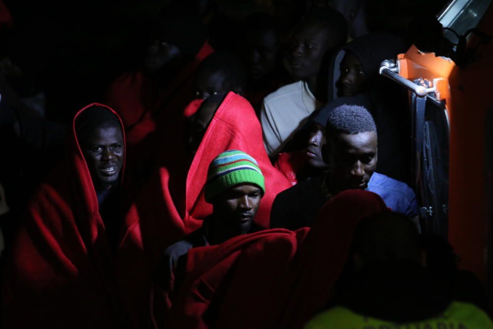 Trasladan a Málaga a 163 personas rescatadas de tres pateras