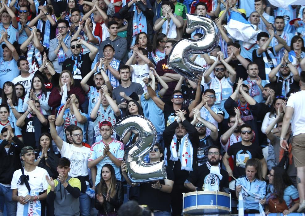 Cánticos de ocasión por parte de las dos hinchadas, preñados de sarcasmo, se unieron a los clásicos del derbi.