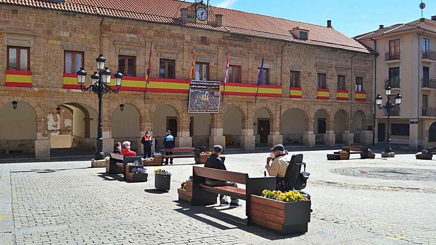 La Plaza Mayor de Benavente a la hora de la petición del toro. | E. P.