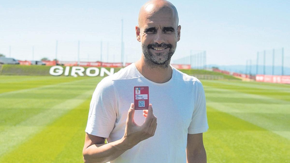 Pep Guardiola con el carnet de socio del Girona.