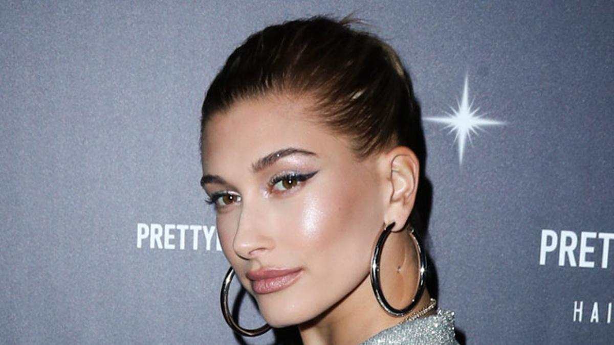 Hailey Baldwin con 'eyeliner' negro y sombra plateada