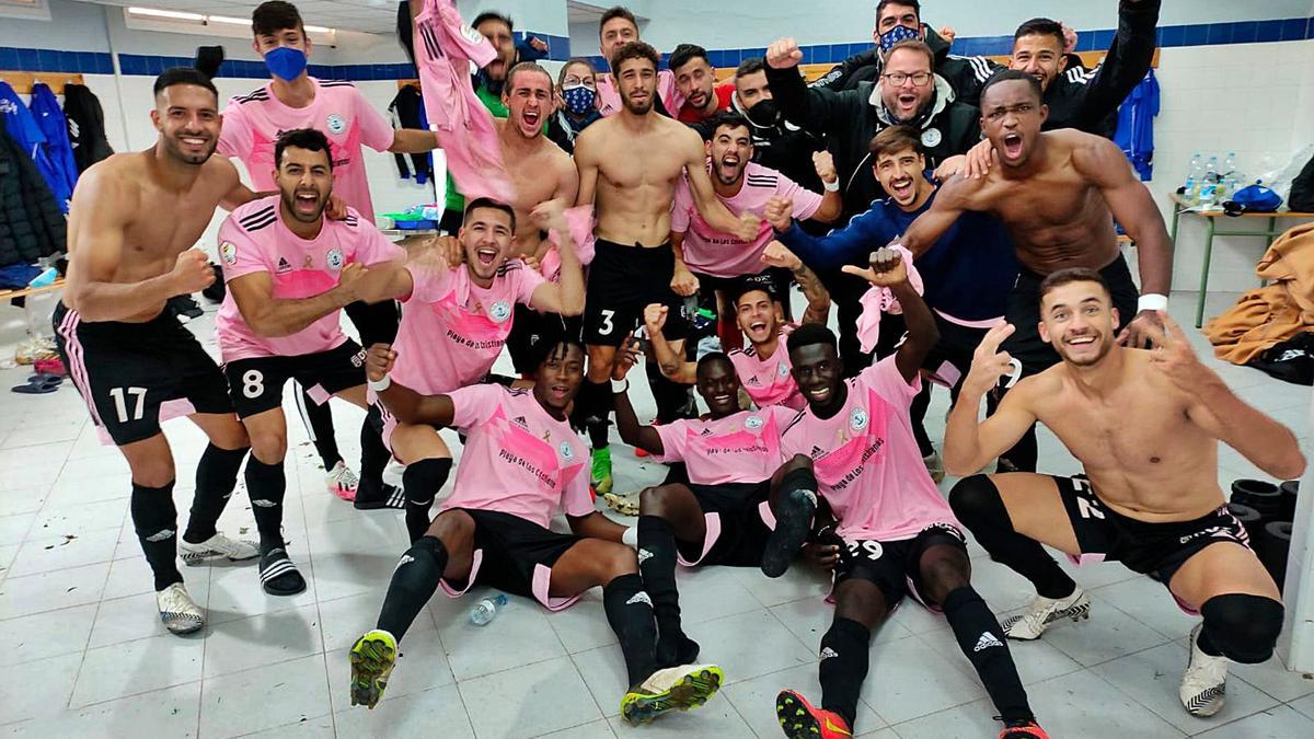 Los jugadores del CD Marino ya dentro del vestuario festejando una gran victoria que llega con el nuevo año en su visita al San Fernando.