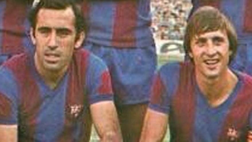 Asensi y Cruyff, en una alineación del Barcelona.