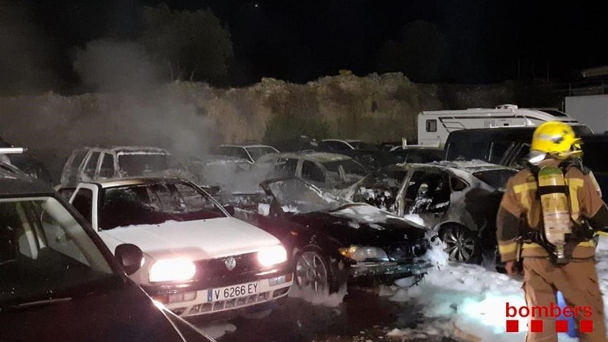 Calcinados doce coches en un incendio en la Jonquera