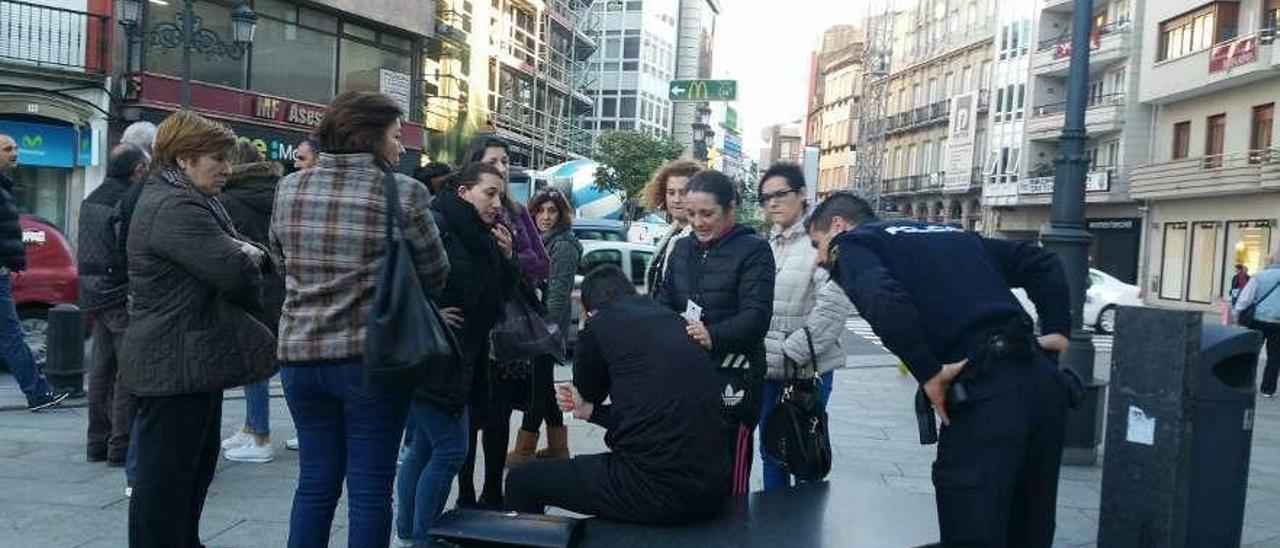 El herido, sentado en un banco de la plaza de Galicia, tras recibir el golpe, en febrero de 2017. // FDV