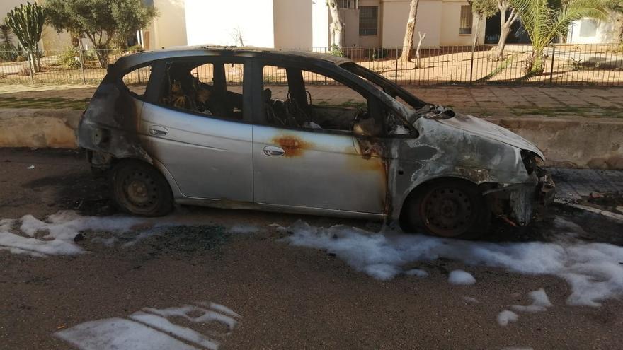 Pegan fuego a dos coches de madrugada en el Polígono de Levante de Palma