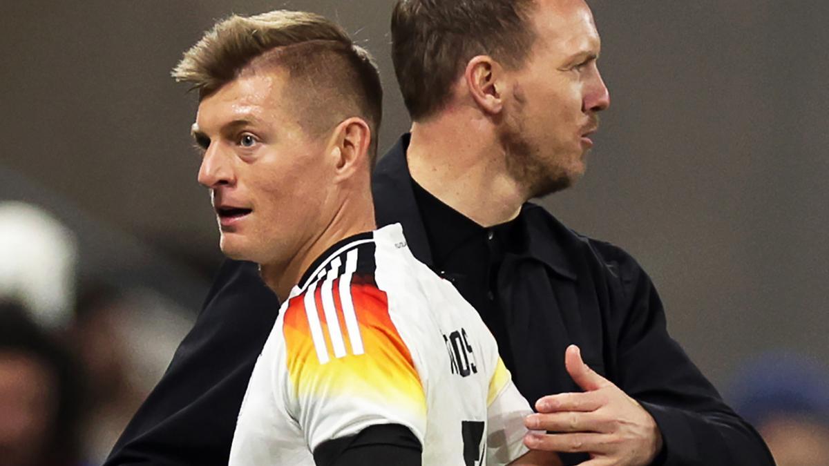 Archivo - Toni Kroos, jugador alemán, junto al seleccionador alemán Julian Nagelsmann.