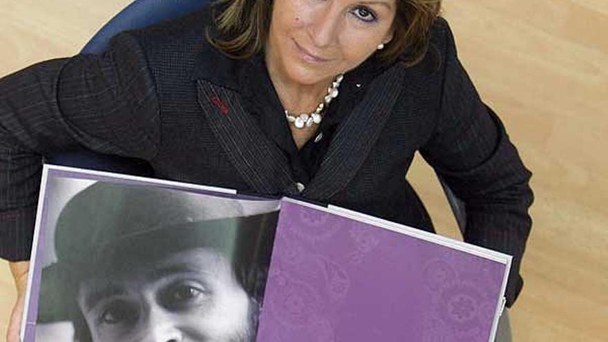 Mariluz Montes con el libro &quot;25 anos de Mamasunción&quot;.