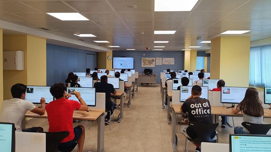 Un grupo de alumnos realiza el examen teórico en la sede de la Jefatura Provincial de la DGT en Ourense.