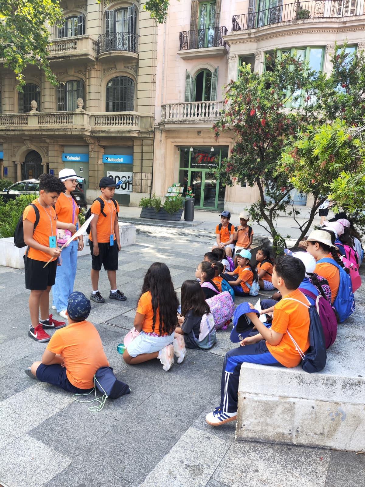 Els escolars guiats pels alumnes de sisè