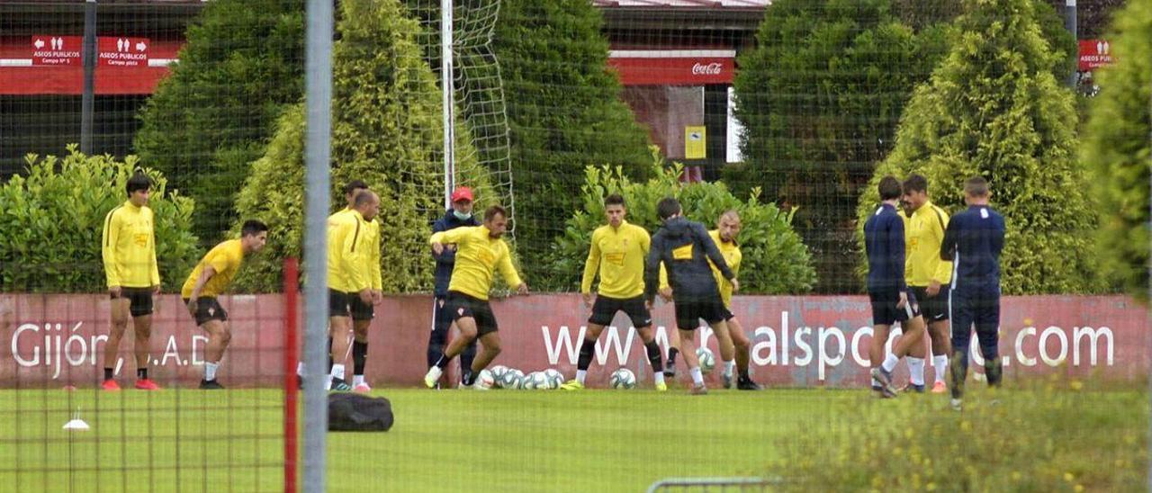 La plantilla del Sporting, en un momento del entrenamiento de ayer en Mareo.