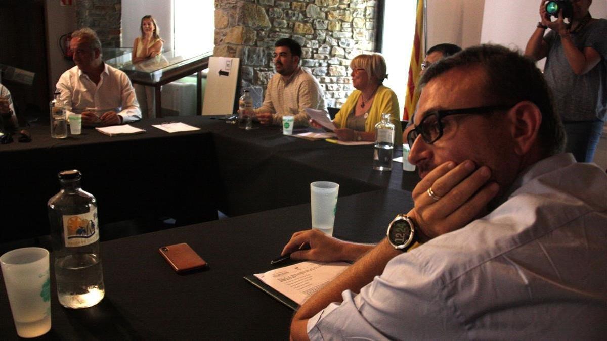 Una imagen del pleno del Consell Comarcal del Pallars Sobirà de este lunes, con el presidente saliente, Gerard Sabarich, y, al fondo, Carles Isús, ahora al frente del ente.