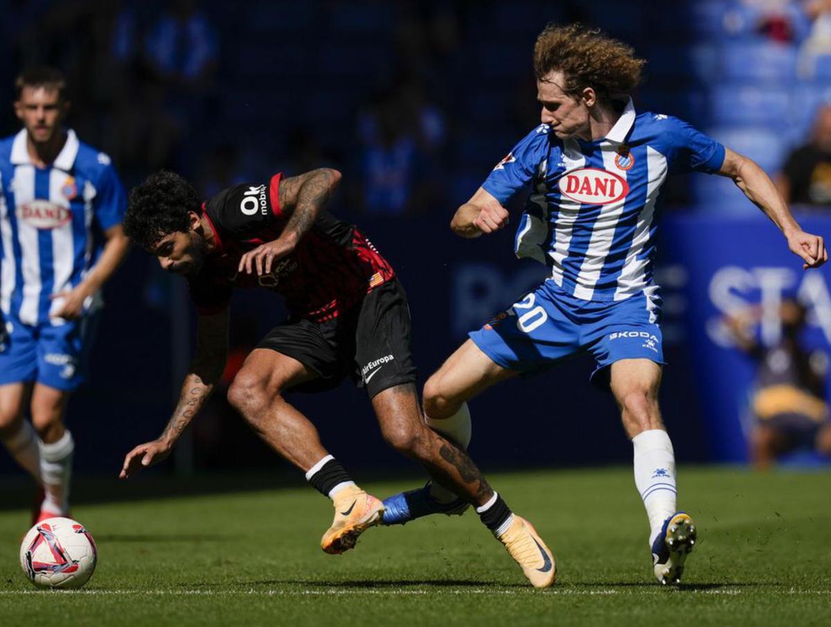 Samú Costa recibe una falta de Král durante el partido de ayer.