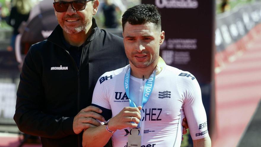 Roberto Sánchez Mantecón, con su medalla de 'finisher'