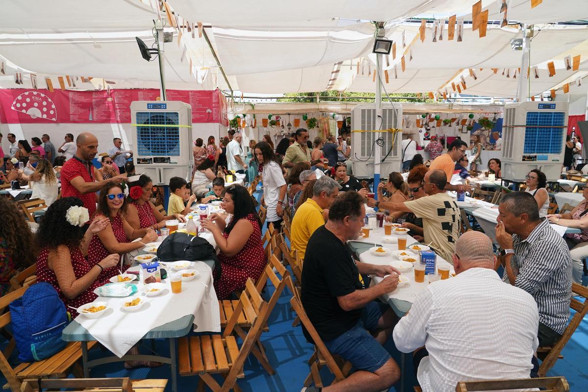 Casetas llenas de comensales en el Real durante la Feria del Mediodía