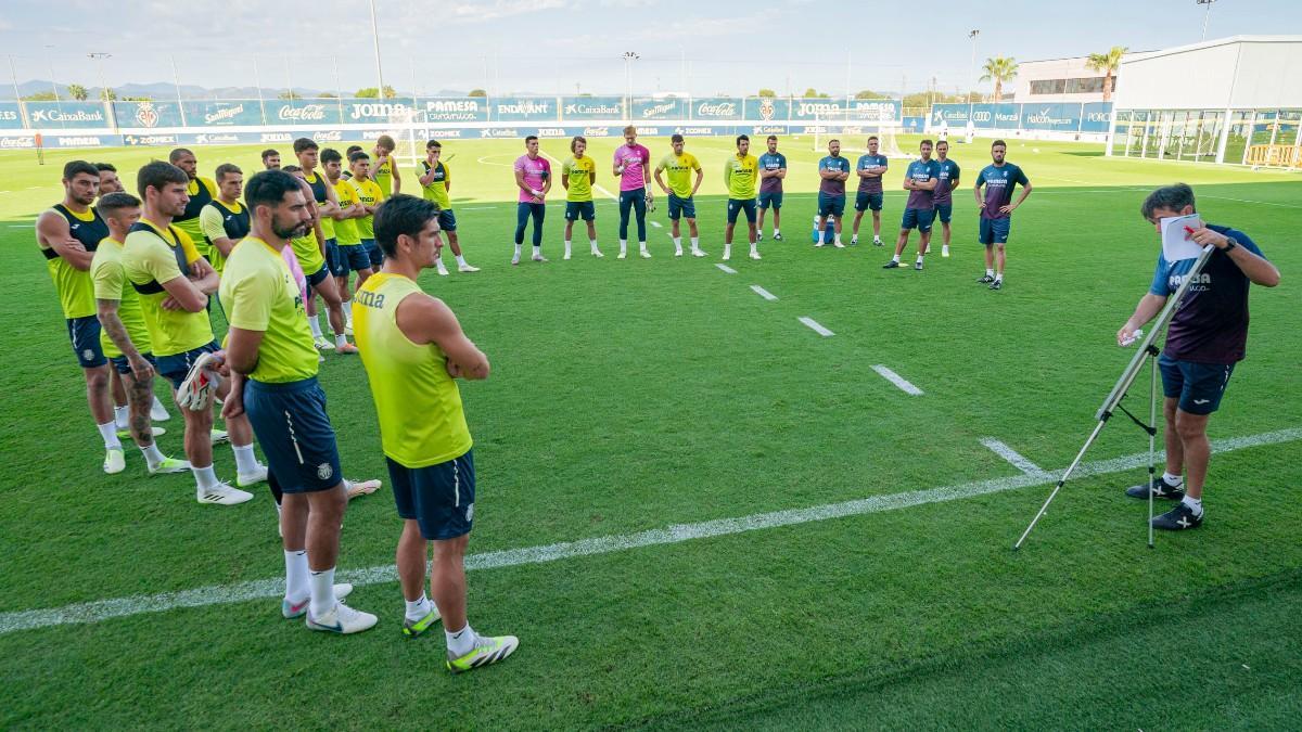La plantilla del Villarreal, en torno a Pacheta
