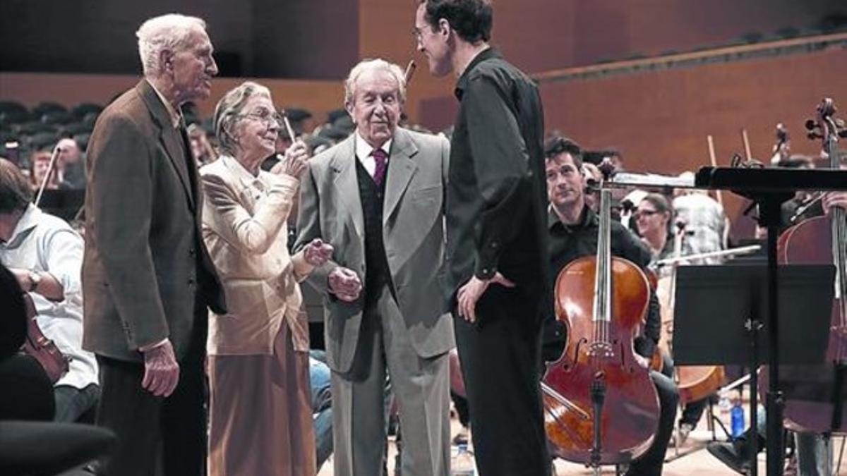 Los fundadores de la antigua OBC Joan Poch (izquierda), Maria Lluïsa Sánchez y Adrià Sardó (con corbata roja) y Pablo González, titular de la OBC,