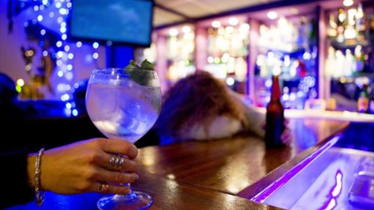 Una bebida alcohólica en primer plano, en una barra de un bar de Barcelona.