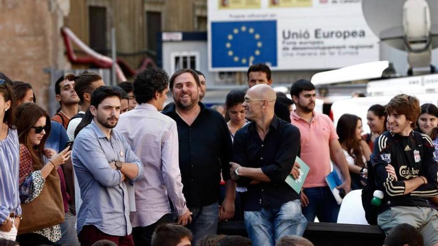 El &quot;número uno&quot; de Junts pel Sí, Raül Romeva, y Junqueras, ayer en un acto político con estudiantes.