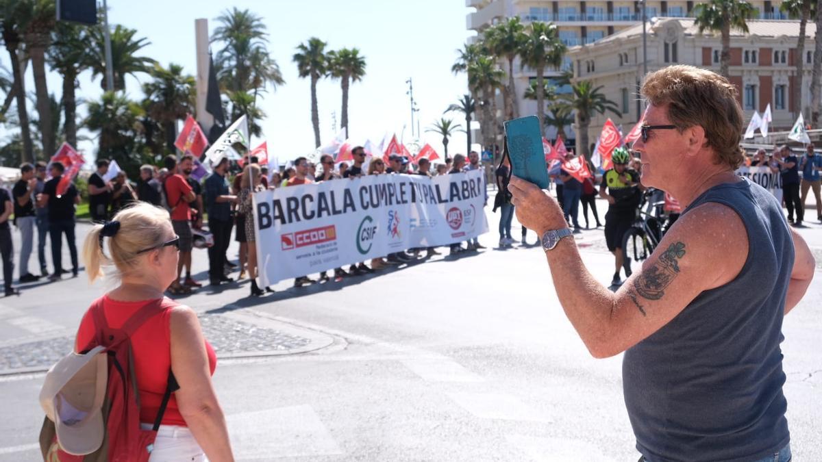 Los funcionarios del Ayuntamiento se manifiestan en la Puerta del Mar de Alicante.