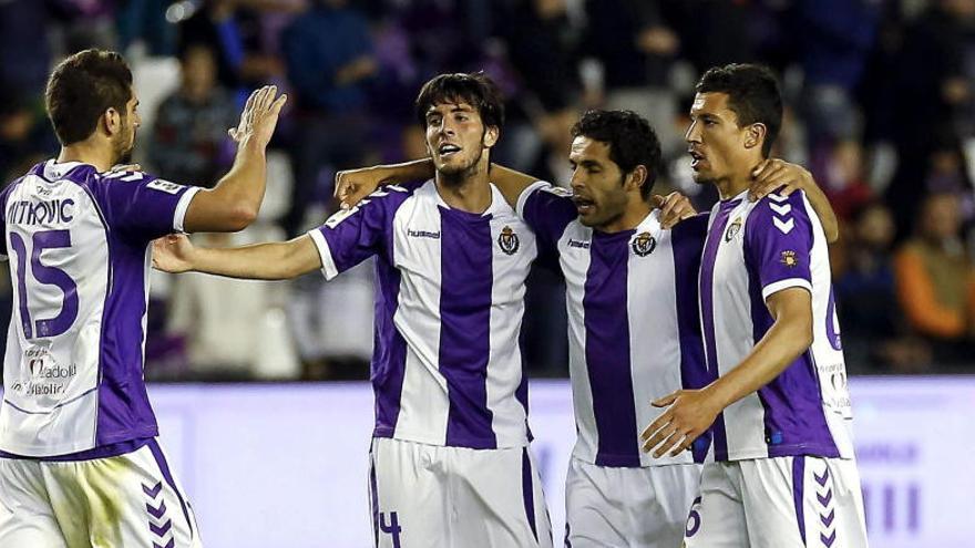 Los jugadores del Valladolid celebran el gol al Espanyol.