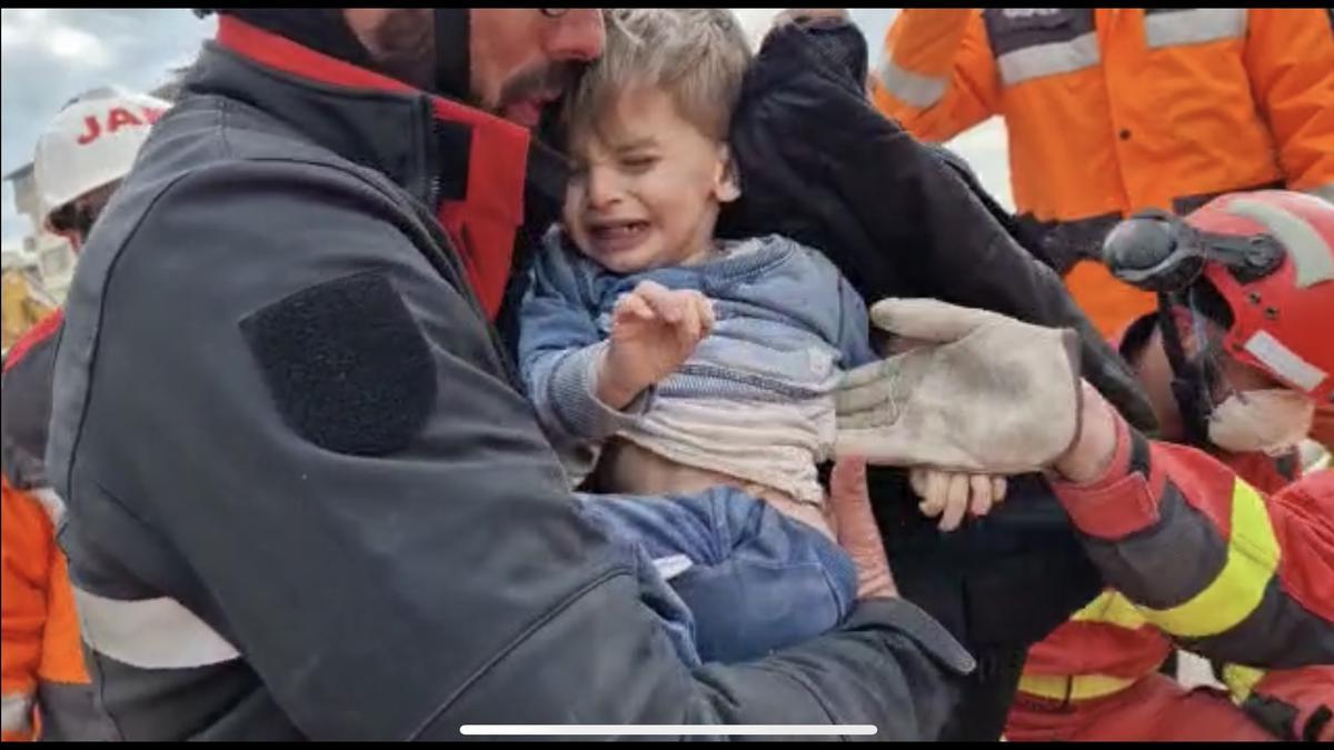 La UME rescata dos niños en Urdagui (Turquía) que habían resistido cuatro días bajo los escombros