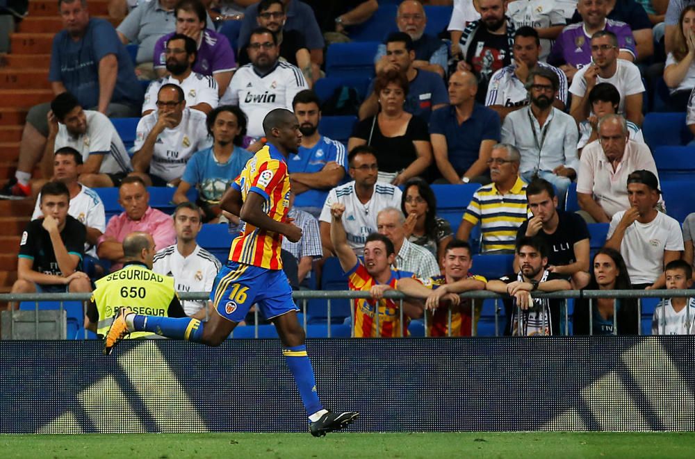 Instantes del partido disputado ayer entre el Valencia CF y el Real Madrid.