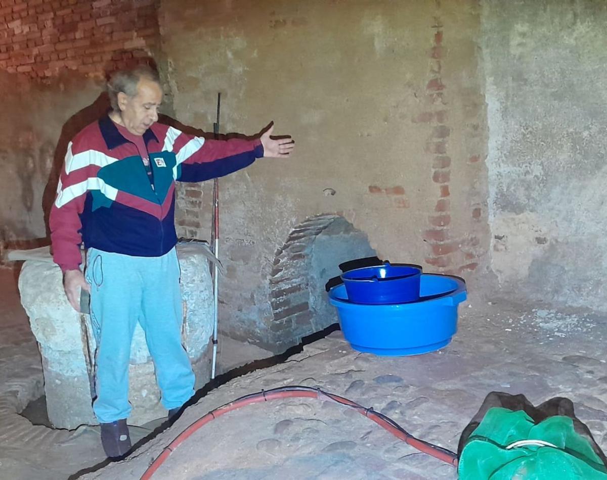 José González señala la pared de su bodega afectada por las filtraciones. | C. T.