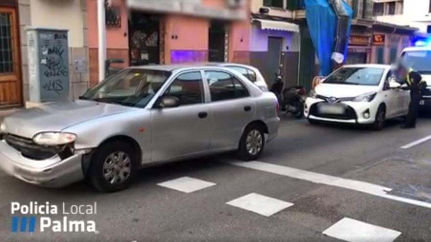 Un conductor ebrio de 72 años choca contra un coche de la Policía Local en Palma