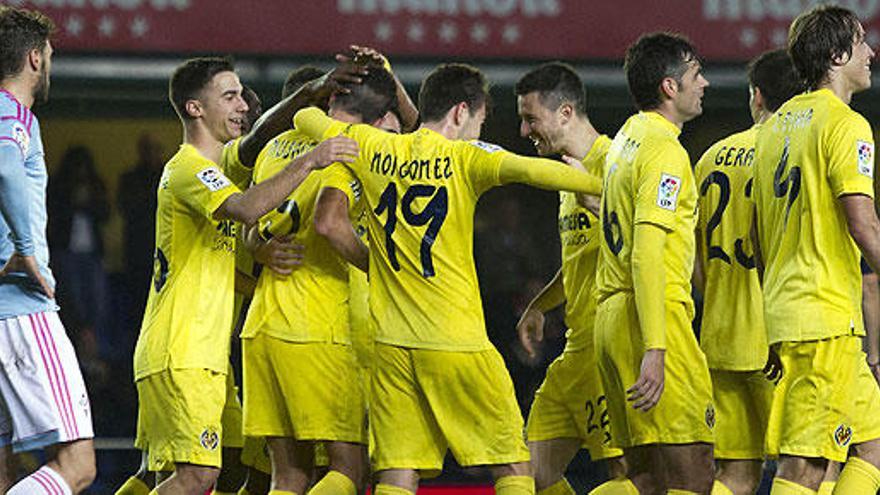 Los jugadores del Villarreal celebran uno de los goles.