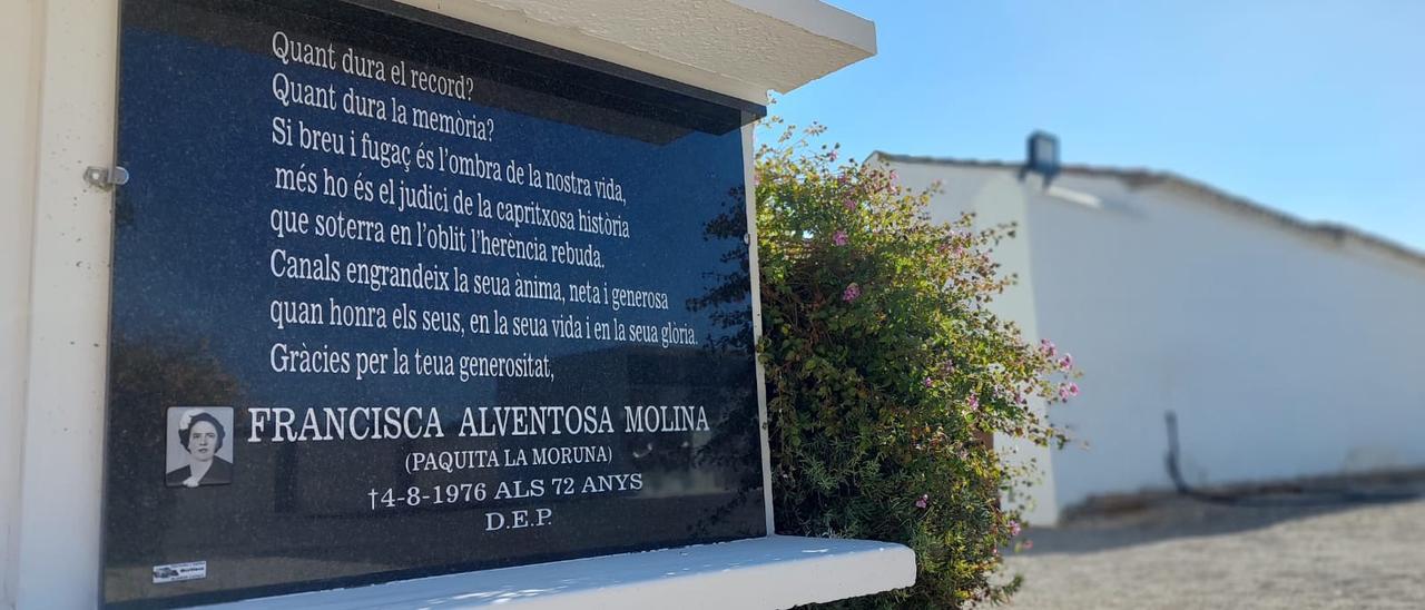 Canals coloca la lápida de Paquita  la «Moruna» en  el cementerio