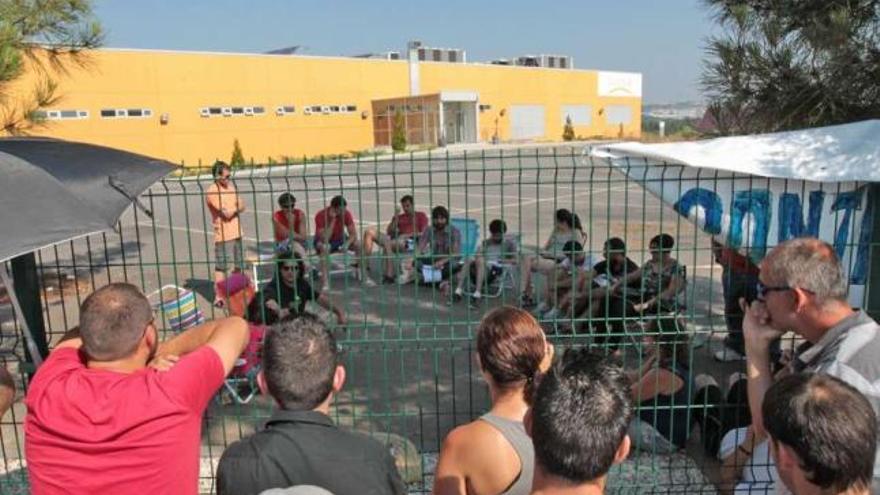 Un grupo de trabajadores durante su encierro en T-Solar.  // Jesús Regal