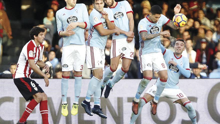 Pablo Hernández despeja de cabeza un lanzamiento de falta desde la barrera junto a Fontás, Sergi, Maxi y, a su derecha, Aspas. // R. Grobas