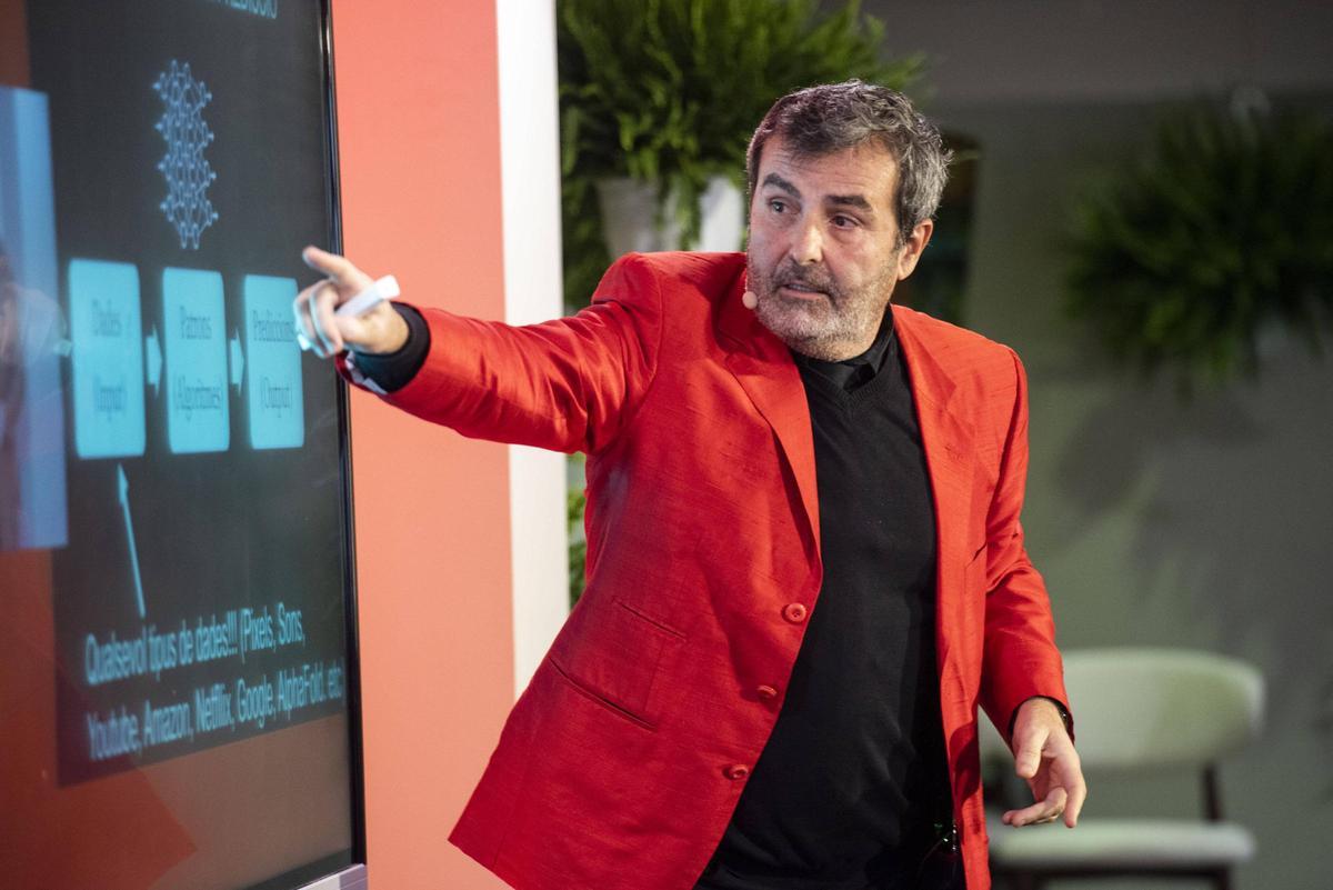 El catedràtic Xavier Sala-i-Martín durant la seva ponència a l’Espai Curriu de Cal Rosal