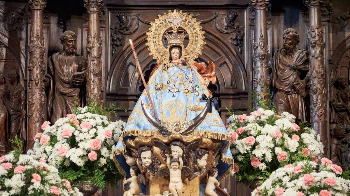 La patrona, con el manto del jueves.
