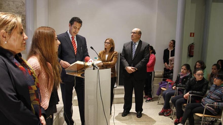 Rosa Valdeón (I) y Alberto Castro (centro) durante la lectura del Quijote en Zamora.