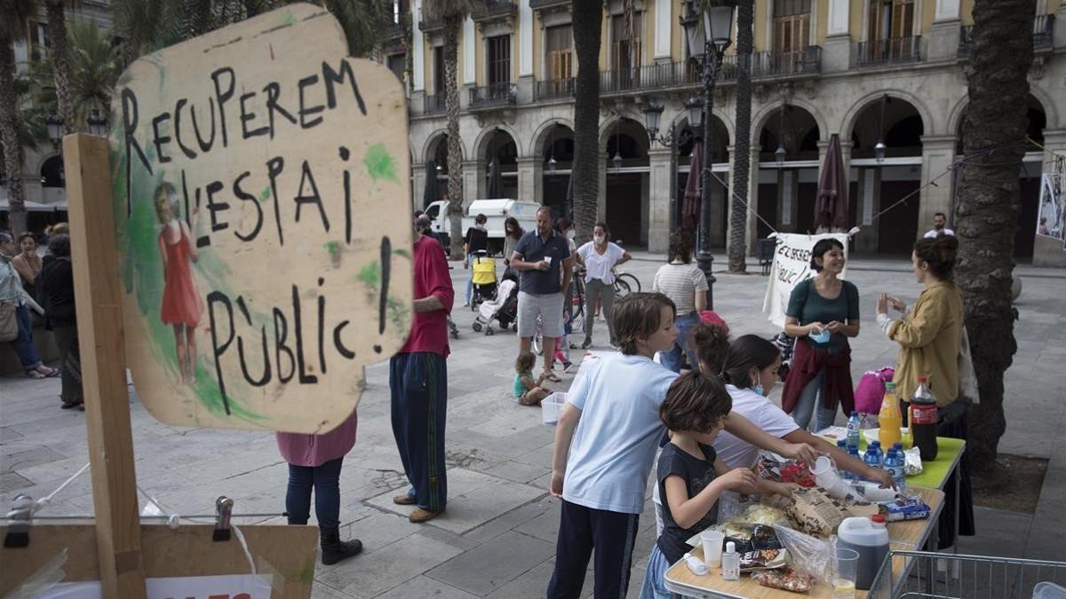 Merienda popular reivindicativa en la plaza Reial