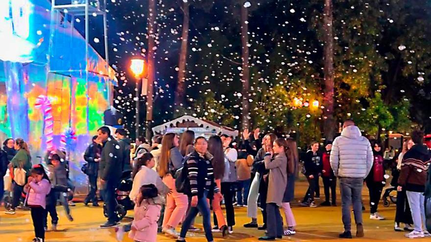 El parque navideño vuelve al Prado de San Sebastián de Sevilla con una novedad, nieve artificial y su pista de hielo natural