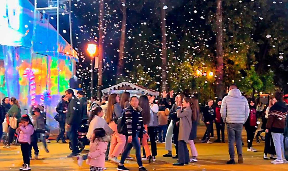 Nevadas en el Parque Navideño Hielo Azul en el Prado de San Sebastián.