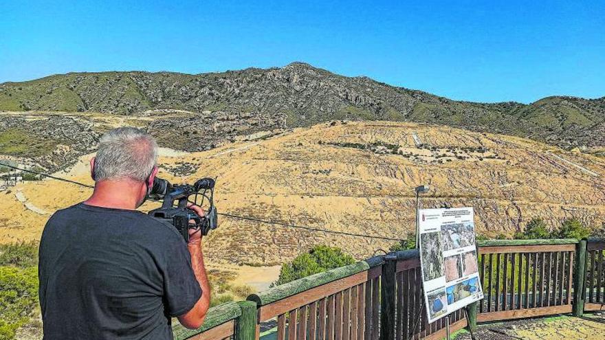 Uno de los vasos del vertedero de Proambiente entre la pedanía oriolana de La Murada y Abanilla que se han sellado y restaurado.  | TONY SEVILLA