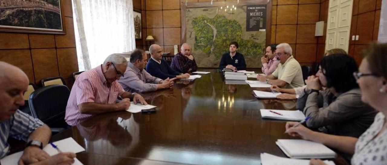 La reunión del grupo de desarrollo de la Montaña Central.