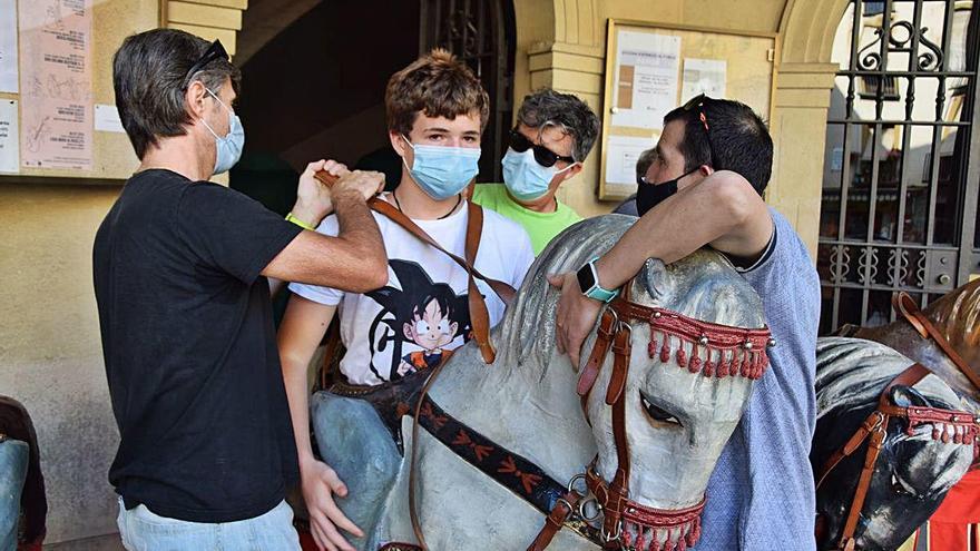 Posant les corretges a un cavallet a l&#039;ajuntament per portar-lo a Sant Francesc, ahir a la tarda