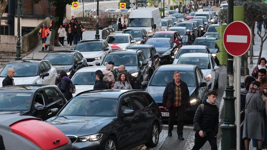 Vigo restringe el acceso en coche a decenas de calles del centro para mitigar los atascos en Navidad